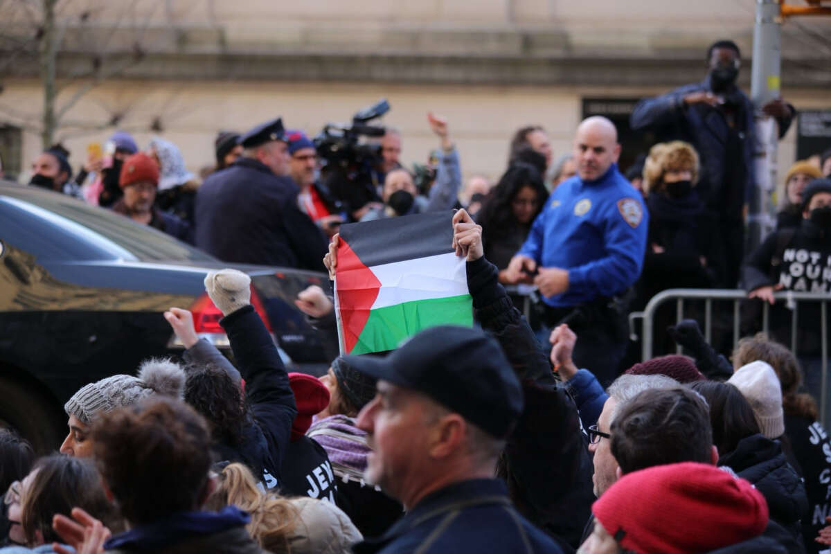 Un manifestant brandit un drapeau palestinien alors que des centaines de manifestants juifs se sont rassemblés à New York pour protester contre le financement continu par les États-Unis de la guerre israélienne contre Gaza et pour appeler à un cessez-le-feu permanent.