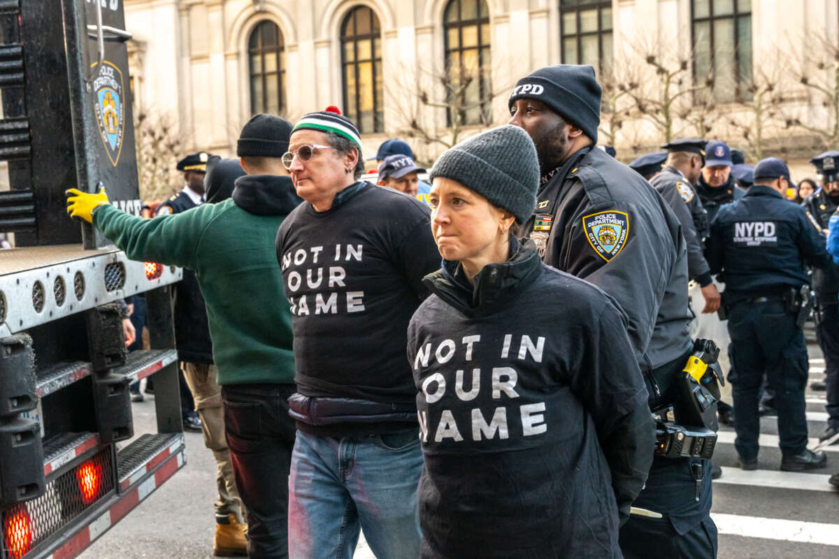 La police de New York a emmené deux manifestants menottés alors que des centaines de manifestants juifs se rassemblaient à New York pour protester contre le financement continu par les États-Unis de la guerre israélienne contre Gaza et pour appeler à un cessez-le-feu permanent.