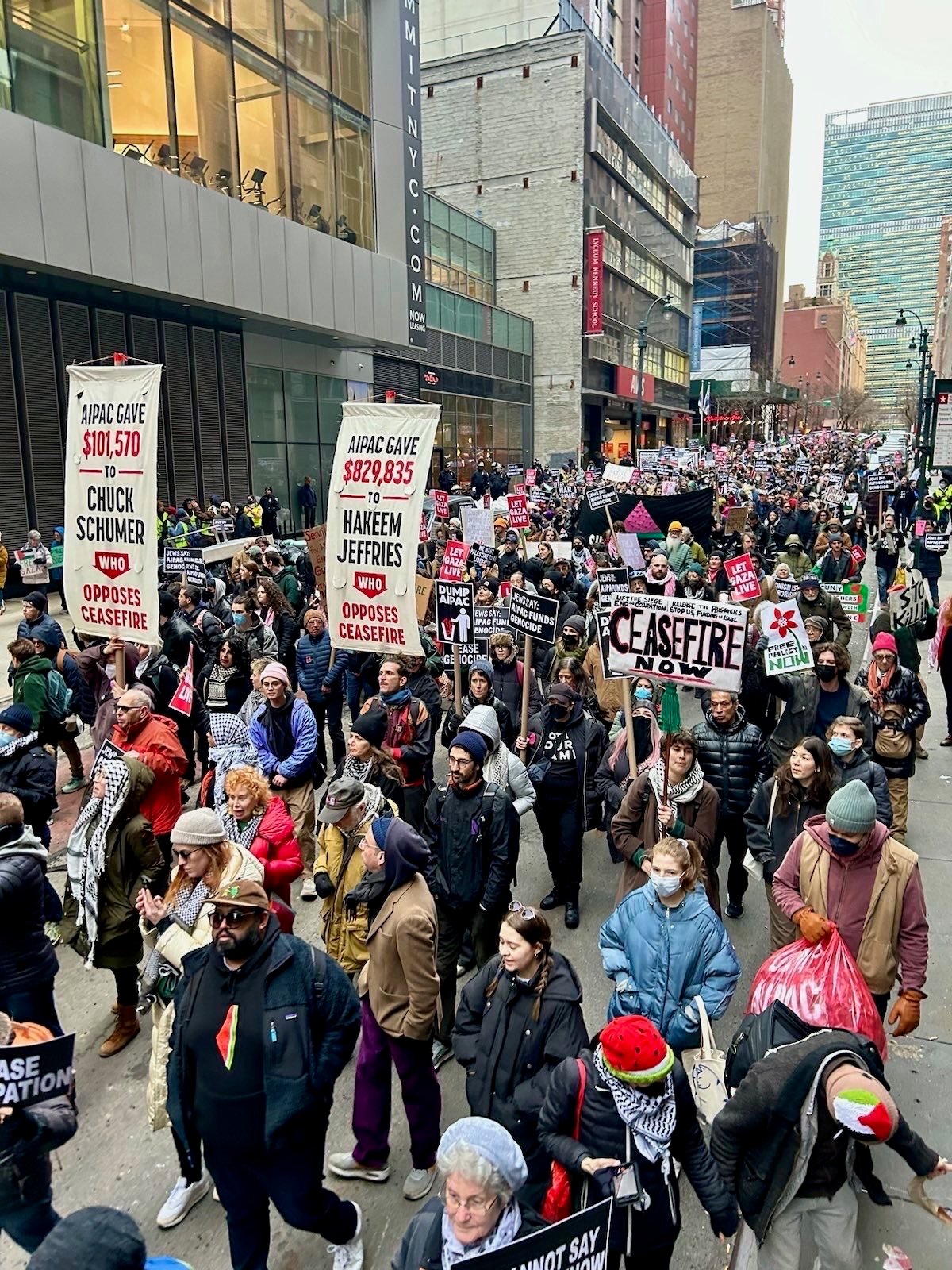 Les manifestants de Jewish Voice for Peace et leurs alliés, dont beaucoup brandissent des pancartes, manifestent devant le siège de l'American Israel Public Affairs Committee (AIPAC) à New York le 22 février 2024, appelant à un cessez-le-feu permanent à Gaza.