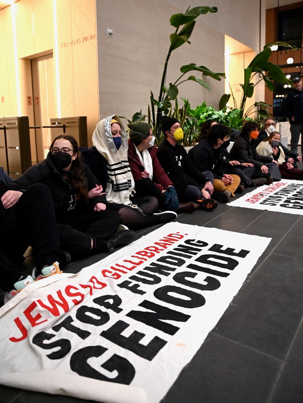 Les manifestants de Jewish Voice for Peace et leurs alliés, dont beaucoup brandissent des pancartes, manifestent devant le siège de l'American Israel Public Affairs Committee (AIPAC) à New York le 22 février 2024, appelant à un cessez-le-feu permanent à Gaza.