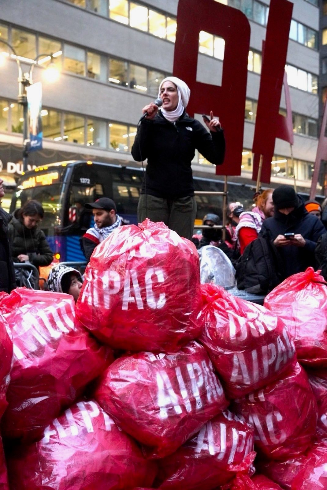 Les manifestants de Jewish Voice for Peace et leurs alliés, dont beaucoup brandissent des pancartes, manifestent devant le siège de l'American Israel Public Affairs Committee (AIPAC) à New York le 22 février 2024, appelant à un cessez-le-feu permanent à Gaza.