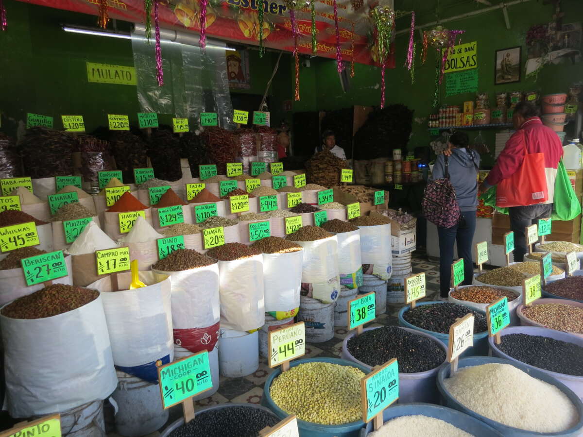 Un magasin d'abarotes (épicerie), où les produits sont vendus au kilo.