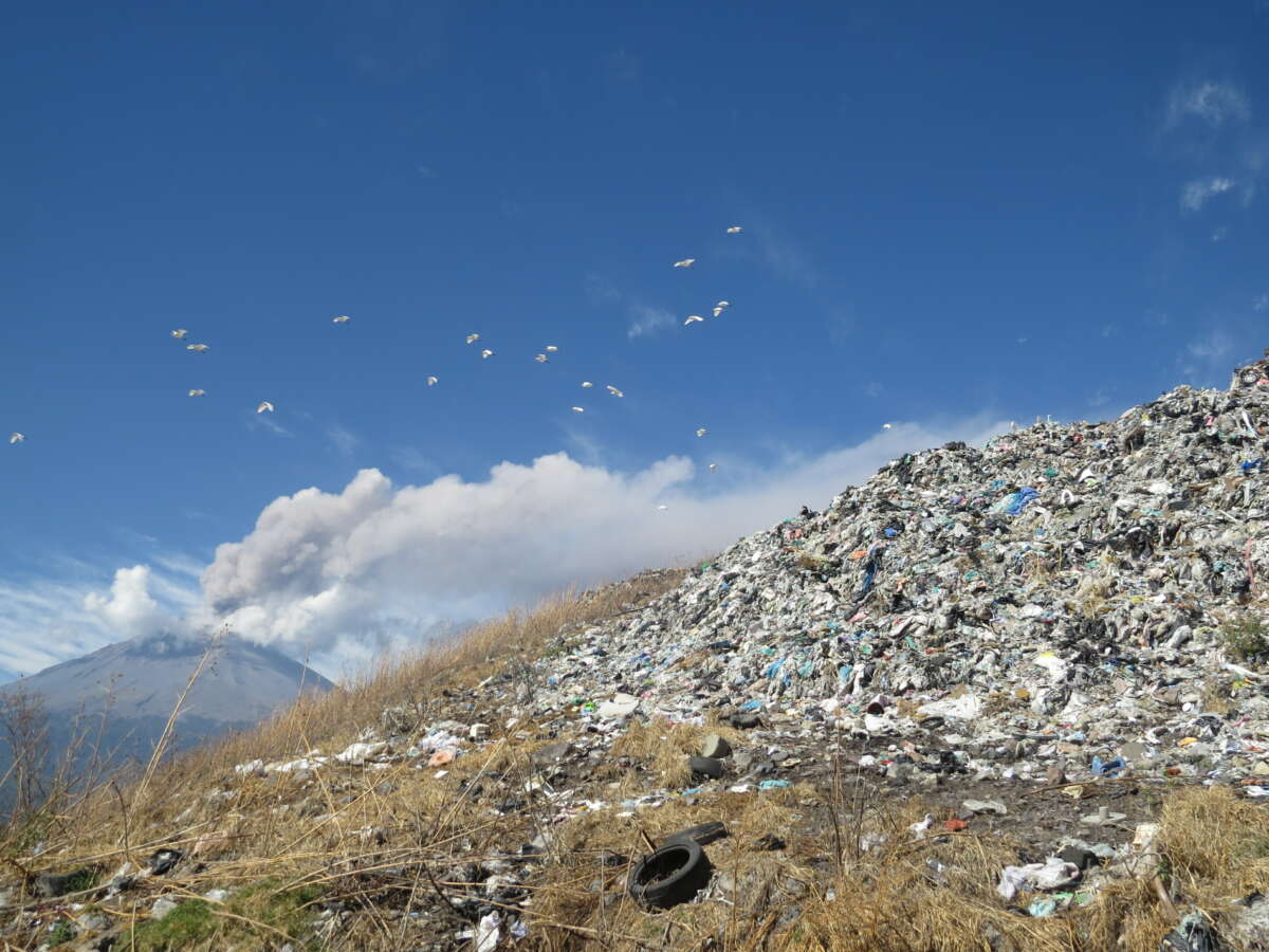 La décharge d'Atlixco, Puebla, se trouve juste en face du volcan Popocatepetl.  Largement incontrôlée, sans tri et avec un seul agent de sécurité à l'entrée, elle constitue un risque sanitaire et environnemental.