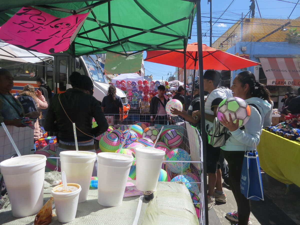 Des vendeurs ambulants vendent du plastique dans une rue du centre historique de Puebla.