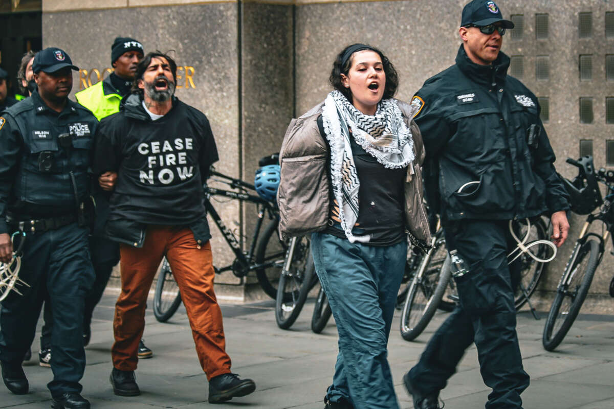 Des manifestants juifs et leurs alliés ont participé à une manifestation dans le hall du 30 Rockefeller Center le 26 février 2024, le jour même où le président Joe Biden prévoyait d'être interviewé par l'animateur de fin de soirée de NBC, Seth Myers.