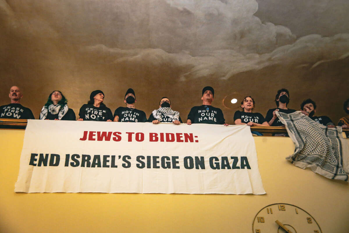 Des manifestants juifs et leurs alliés ont participé à une manifestation dans le hall du 30 Rockefeller Center le 26 février 2024, le jour même où le président Joe Biden prévoyait d'être interviewé par l'animateur de fin de soirée de NBC, Seth Myers.