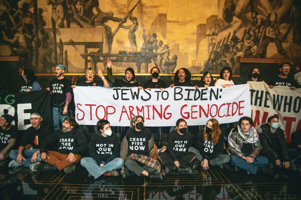 La manifestation de Jewish Voice for Peace au 30 Rock précède la comparution « tard dans la nuit » de Biden