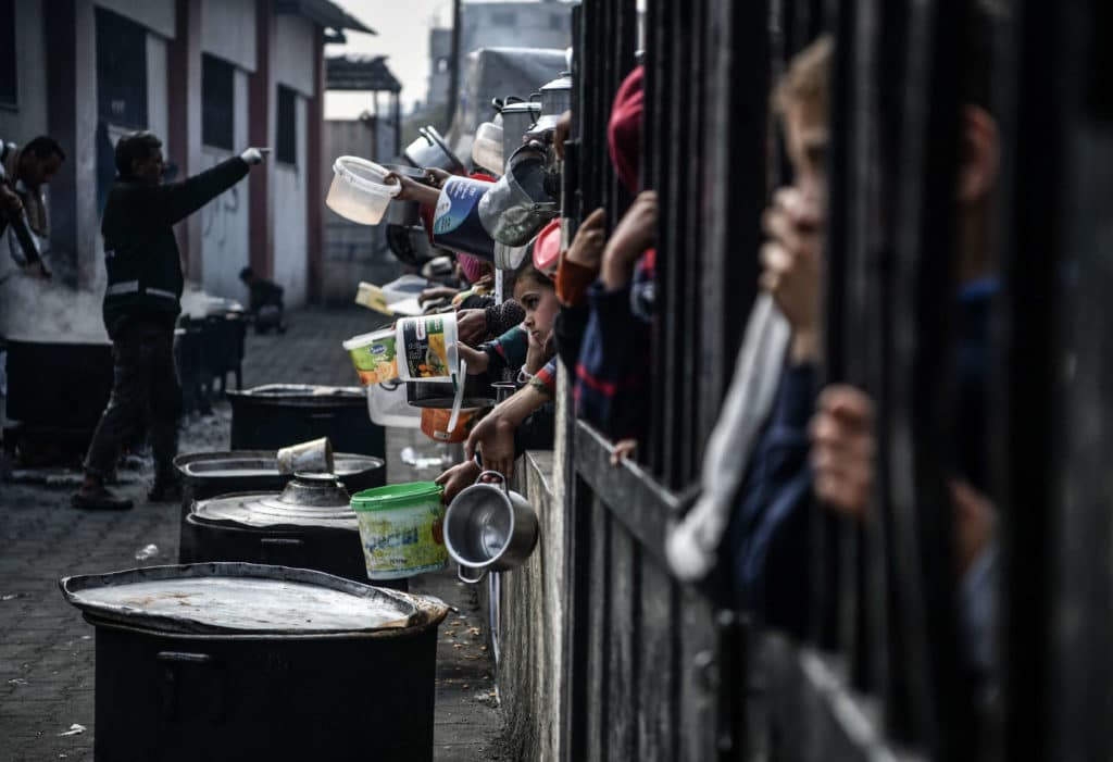 Tsahal tue 100 personnes dans une file d’attente alimentaire à Gaza après que 9 enfants soient morts de faim en un jour