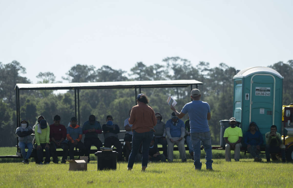 Les ouvriers agricoles protégés par le Fair Food Program assistent à une séance de formation continue du CIW sur leurs droits en vertu du FFP.