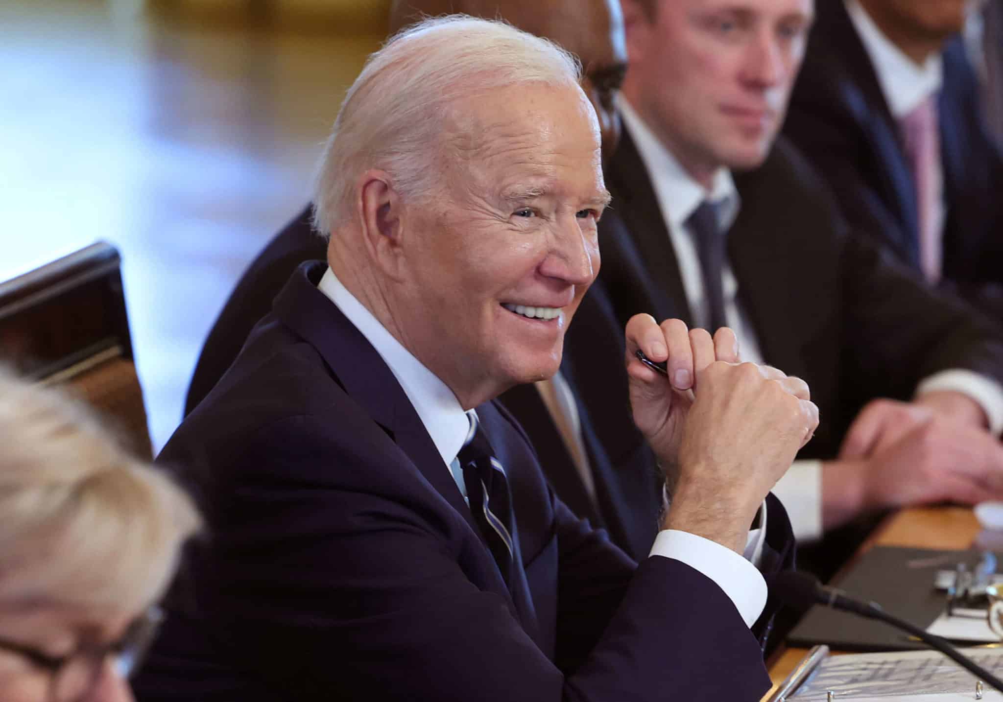 Biden va renoncer à 6 milliards de dollars de dette étudiante pour 78 000 fonctionnaires